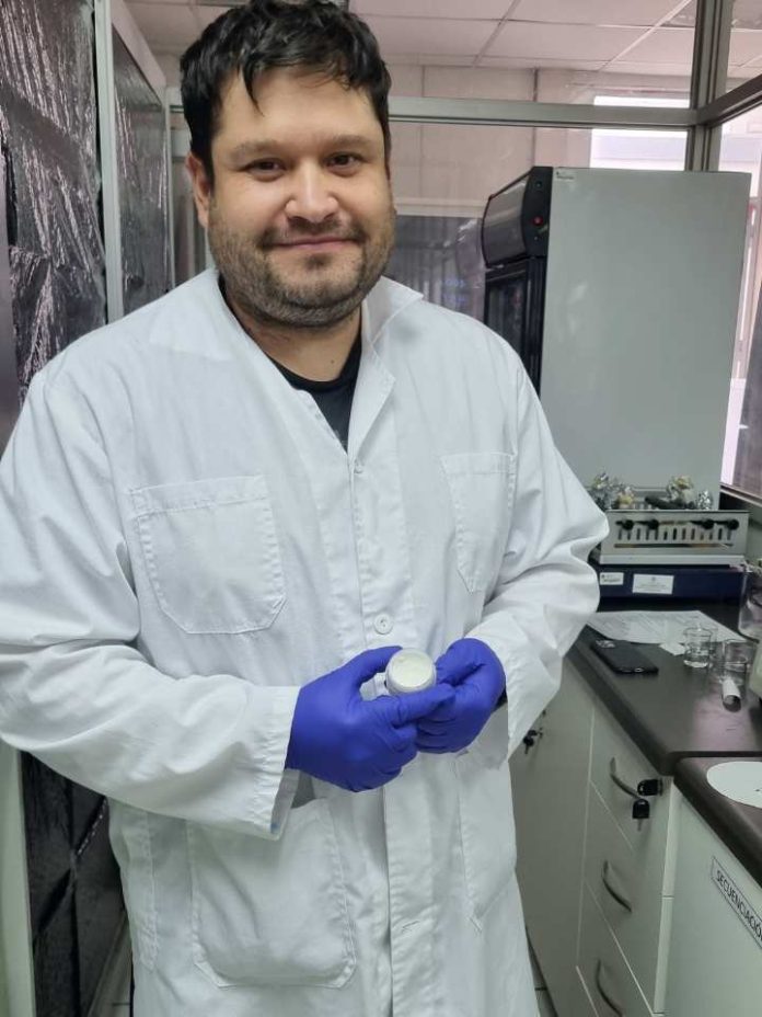 Investigadores chilenos desarrollan crema con ingrediente natural derivado de una bacteria antártica que podría reemplazar químicos en cosmética Investigadores chilenos desarrollan crema con ingrediente natural derivado de una bacteria antártica que podría reemplazar químicos en cosmética