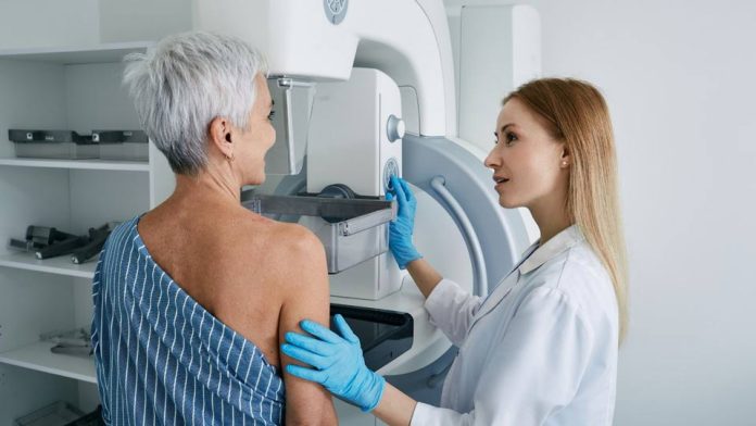 Mes del Cáncer de Mama: Importante alianza que busca proteger oncológica y financieramente a las mujeres y sus familias