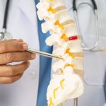Osteoporosis: Cómo se diagnostica y previene esta patología que no presenta síntomas, debilita los huesos y provoca fracturas
