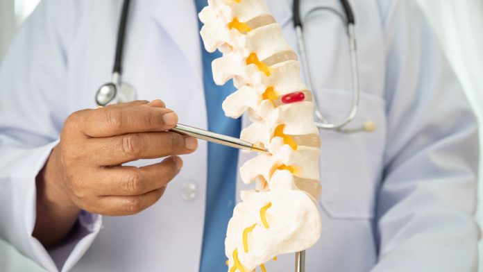 Osteoporosis: Cómo se diagnostica y previene esta patología que no presenta síntomas, debilita los huesos y provoca fracturas