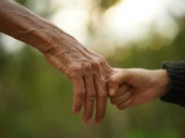 Chile envejece rápido: expertos llaman a poner la vejez en el centro de la agenda presidencial ante el aumento de la dependencia y la sobrecarga familiar