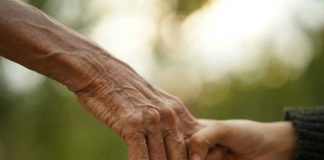 Chile envejece rápido: expertos llaman a poner la vejez en el centro de la agenda presidencial ante el aumento de la dependencia y la sobrecarga familiar