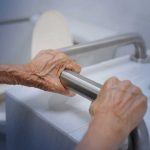 Cómo prevenir las caídas de las personas mayores durante la primavera sin limitar su autonomía Cómo prevenir las caídas de las personas mayores durante la primavera sin limitar su autonomía