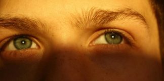 Especialista en oncología ocular advierte alza de cánceres oculares y refuerza llamado a proteger los ojos del sol