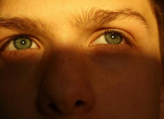 Especialista en oncología ocular advierte alza de cánceres oculares y refuerza llamado a proteger los ojos del sol