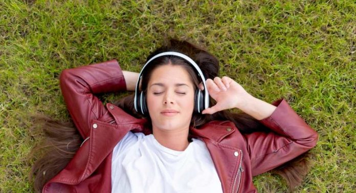 Estudio advierte que Generación Z tiene mayor riesgo de pérdida auditiva en el mundo