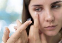 Johnson & Johnson lanza lentes de contacto capaces de filtrar hasta el 60% de la luz azul-violeta emitida por dispositivos digitales