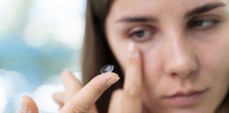 Johnson & Johnson lanza lentes de contacto capaces de filtrar hasta el 60% de la luz azul-violeta emitida por dispositivos digitales