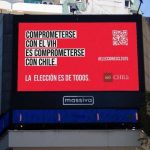 Mensajes en las calles de Santiago llaman a no olvidar el VIH en medio de la carrera presidencial