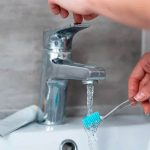 ¿Mojas el cepillo antes de lavarte los dientes?: Más del 40% de los chilenos dice tener una salud bucal regular