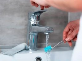 ¿Mojas el cepillo antes de lavarte los dientes?: Más del 40% de los chilenos dice tener una salud bucal regular ¿Mojas el cepillo antes de lavarte los dientes?: Más del 40% de los chilenos dice tener una salud bucal regular