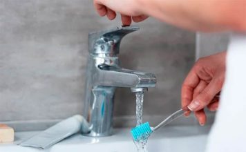 ¿Mojas el cepillo antes de lavarte los dientes?: Más del 40% de los chilenos dice tener una salud bucal regular ¿Mojas el cepillo antes de lavarte los dientes?: Más del 40% de los chilenos dice tener una salud bucal regular