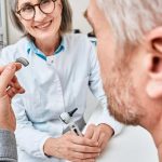 Presbiacusia: la pérdida auditiva asociada a la edad que puede tratarse y mejorar la calidad de vida Presbiacusia: la pérdida auditiva asociada a la edad que puede tratarse y mejorar la calidad de vida