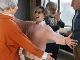 Tienen 60, cuidan a tres generaciones y aún así emprenden: la fuerza que Chile subestima