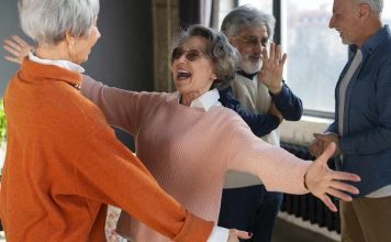 Tienen 60, cuidan a tres generaciones y aún así emprenden: la fuerza que Chile subestima