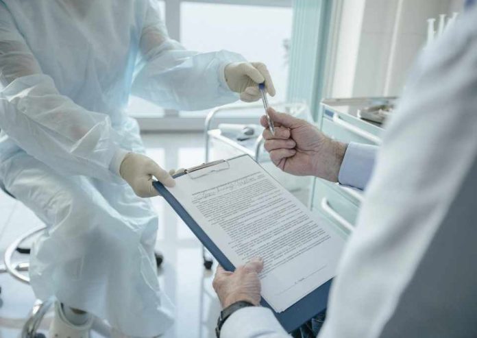 Alertan por explosivo aumento de médicos extranjeros entre los mayores emisores de licencias médicas Alertan por explosivo aumento de médicos extranjeros entre los mayores emisores de licencias médicas