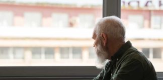 Chile envejece: ¿Estamos preparados para cuidar a nuestros adultos mayores?