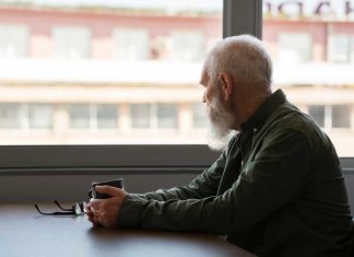 Chile envejece: ¿Estamos preparados para cuidar a nuestros adultos mayores?