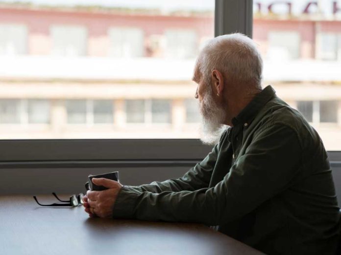 Chile envejece: ¿Estamos preparados para cuidar a nuestros adultos mayores?