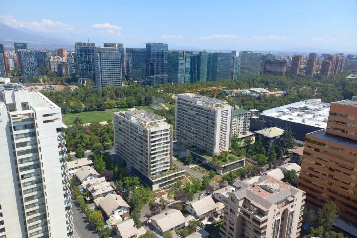 Gastos comunes en la región Metropolitana suben 20% en dos años y alcanzan su mayor nivel desde 2023