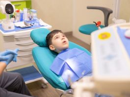 Los adultos y su rol en el miedo de los niños al dentista