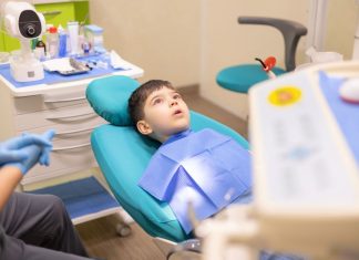 Los adultos y su rol en el miedo de los niños al dentista