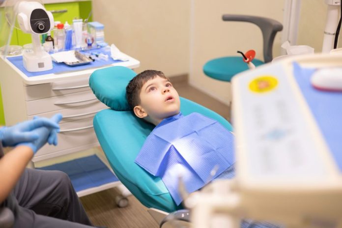 Los adultos y su rol en el miedo de los niños al dentista