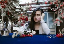 Más allá del brillo: cómo enfrentar el estrés emocional de diciembre