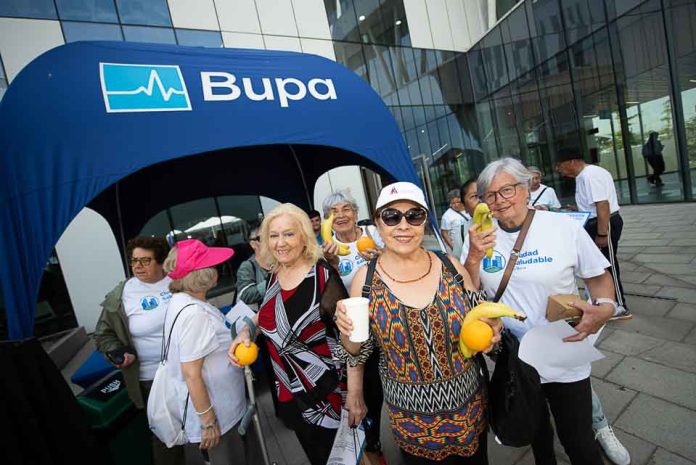 Personas mayores promediaron más de 7 mil pasos diarios durante el ciclo 2025 del Programa Caminatas Bupa