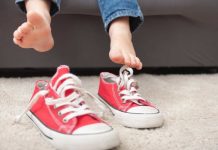 Primeros pasos: ¿Cuándo y cómo debe usar zapatos un niño?