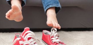 Primeros pasos: ¿Cuándo y cómo debe usar zapatos un niño?