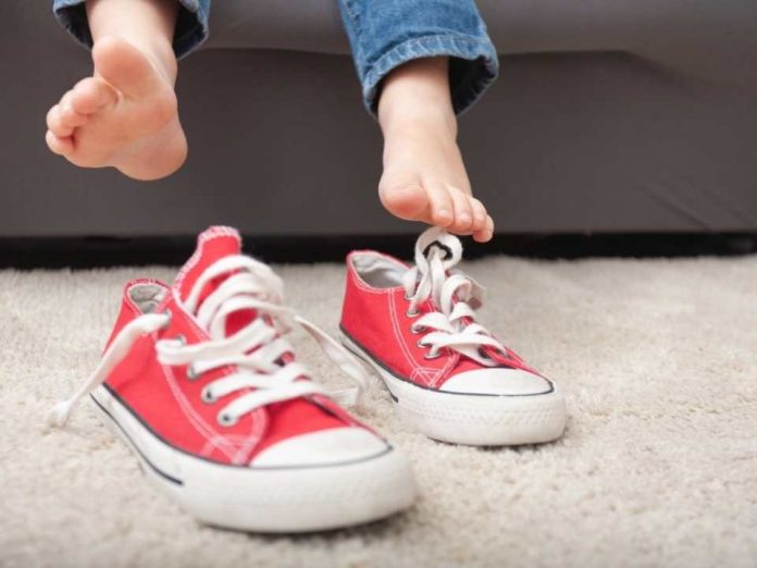 Primeros pasos: ¿Cuándo y cómo debe usar zapatos un niño?
