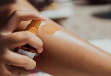 ¿Qué son las “tanning drops”? Especialista explica los riesgos de los nuevos métodos para un bronceado sin sol