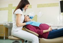 ¿Por qué se debe poner especial cuidado a los dientes durante el embarazo?