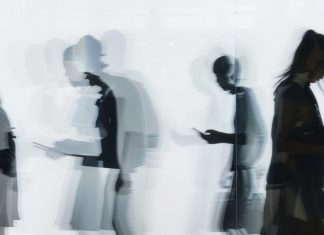 ¿Se puede resetear la adicción al smartphone? Neurólogo explica su impacto en nuestro cerebro