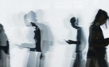 ¿Se puede resetear la adicción al smartphone? Neurólogo explica su impacto en nuestro cerebro