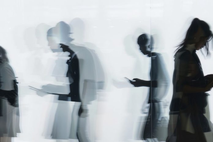 ¿Se puede resetear la adicción al smartphone? Neurólogo explica su impacto en nuestro cerebro