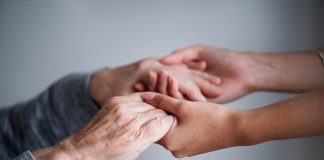 Estudio revela que la falta de redes de cuidado y empleo formal profundiza la precariedad laboral de trabajadoras y cuidadoras en Laja y Curanilahue