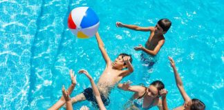 Estos son los errores que favorecen problemas auditivos en verano