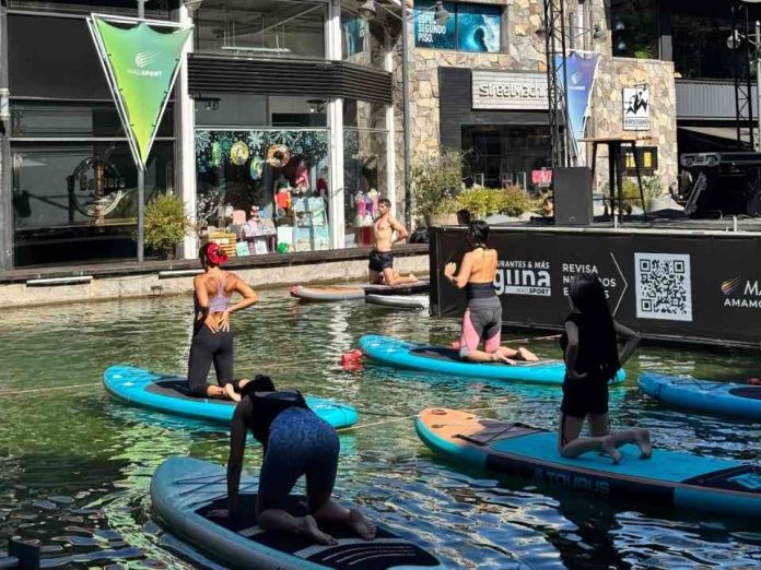 Yoga sobre el agua: vuelve el Yoga SUP a la Laguna de Mall Sport este verano