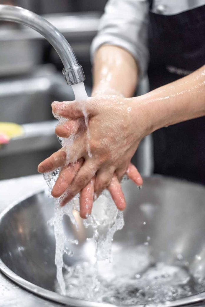 Aumenta la gastroenteritis en Chile y expertos entregan claves para prevenirla