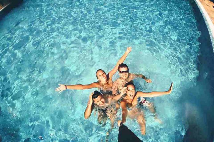 ¿Cómo evitar el molesto dolor de oídos después de estar en la piscina?