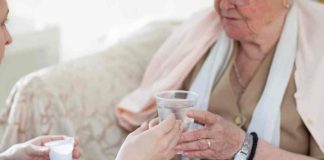 El lado menos visible del verano: los riesgos y desafíos del cuidado en personas mayores