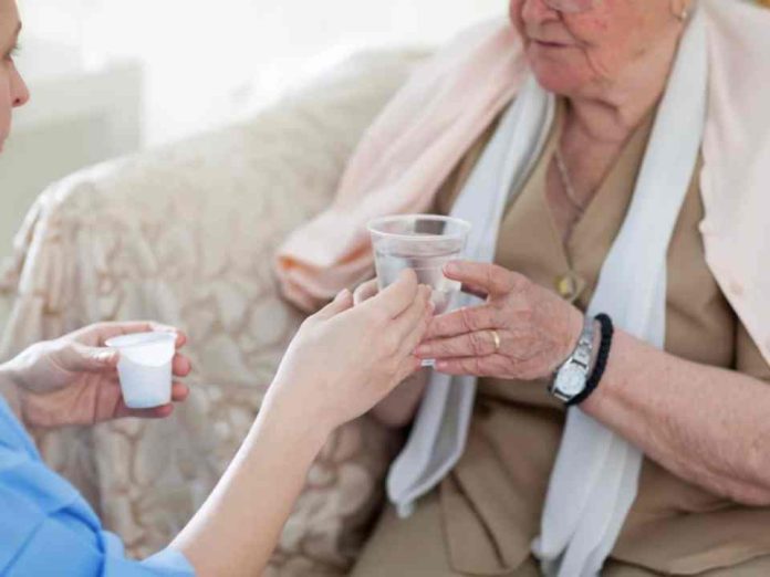 El lado menos visible del verano: los riesgos y desafíos del cuidado en personas mayores