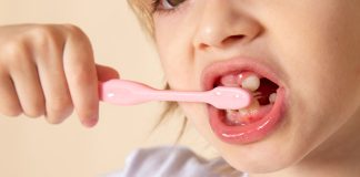 Más snacks y menos cepillado: por qué aumentan las caries en niños en verano