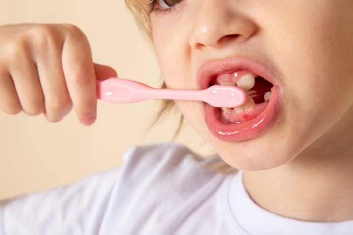Más snacks y menos cepillado: por qué aumentan las caries en niños en verano