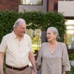 No escuchar bien aísla, hace perder capacidades y aumenta los riesgos en las personas mayores