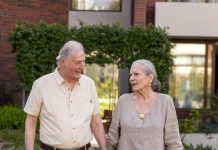 No escuchar bien aísla, hace perder capacidades y aumenta los riesgos en las personas mayores