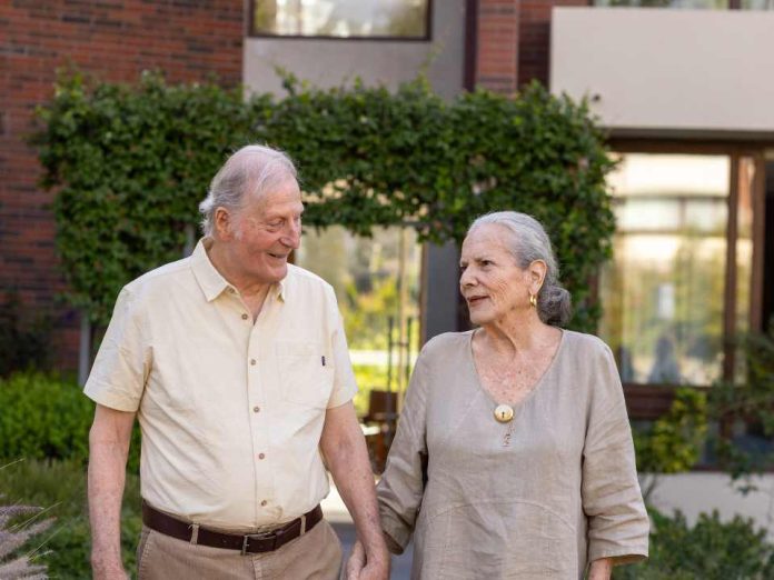 No escuchar bien aísla, hace perder capacidades y aumenta los riesgos en las personas mayores