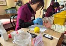 UCT impulsa test rápido de VIH accesible en lengua de señas chilena